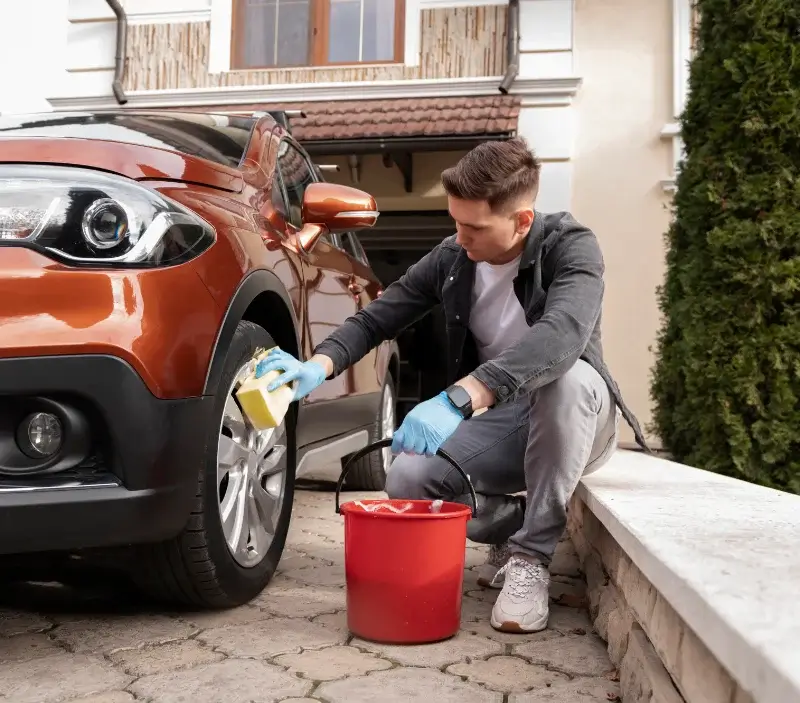 Lavage auto à domicile Thouron : professionnel intervenant sur un véhicule
